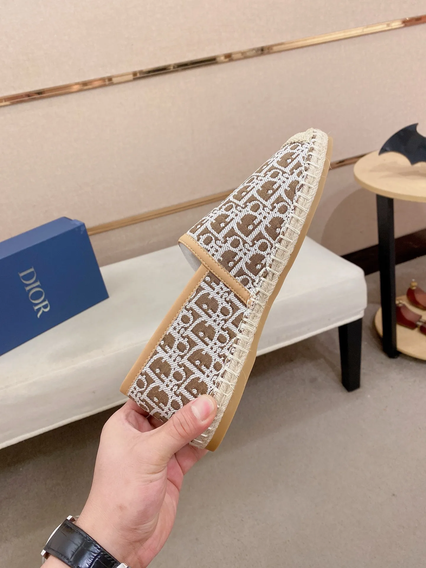 Factory price: 400💰High quality [Dior·Dior] 💫Men's latest slip-on Loaf casual shoes ✔️The original version is available at the counter simultaneously. 1:1 replica🏍️Fabrics: Italian imported fabrics, pure hand-drawn threads, raw rubber breathable and non-slip outsole, lining breathable and comfortable lambskin, 100% comfortable density, original rubber outsole wear-resistant ✔️Code number: 38-44, you deserve it, (Note: 37, 45, 46 can be customized, non-refundable and non-exchangeable)